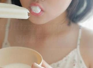 tttzzz.suapp揭开黑料入口，好像找到了新玩具！