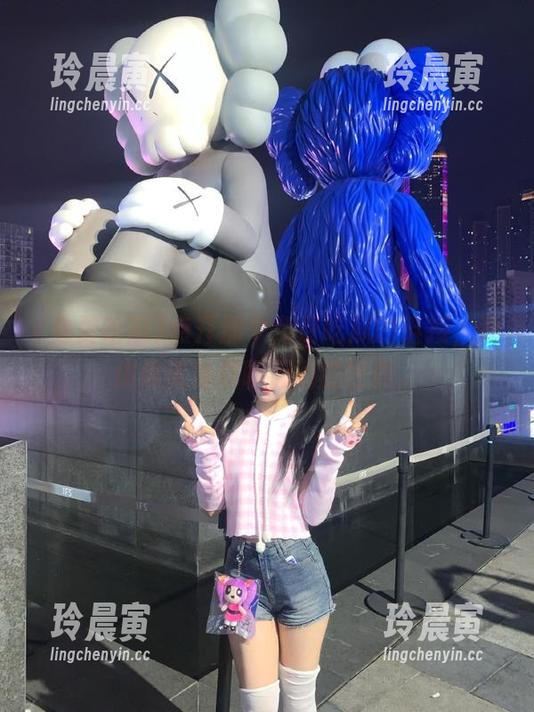 免费吃瓜 点开那个免费吃瓜的链接,我仿佛置身群聊无间的世界。