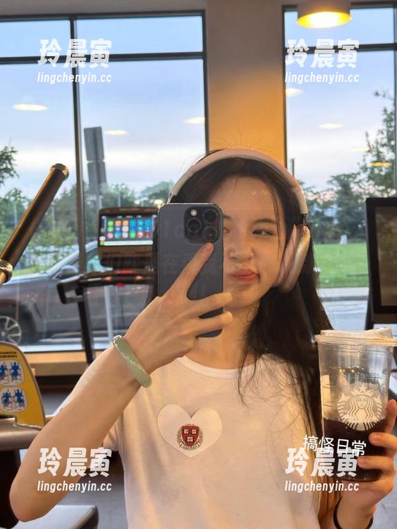 “91cg1吃瓜中心”app：我怀疑你们就是在看我不小心跌倒的那一刻！