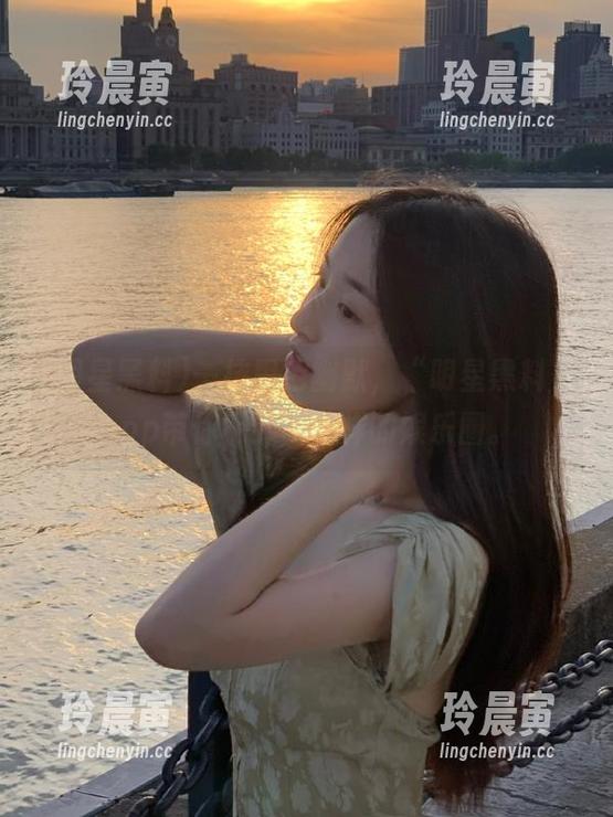 明星黑料 一抹黑色幽默,“明星黑料”app带你刷到不一样的娱乐圈。